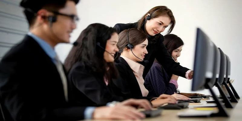 Nhân viên CSKH nhà cái Tin88 trực 24/7